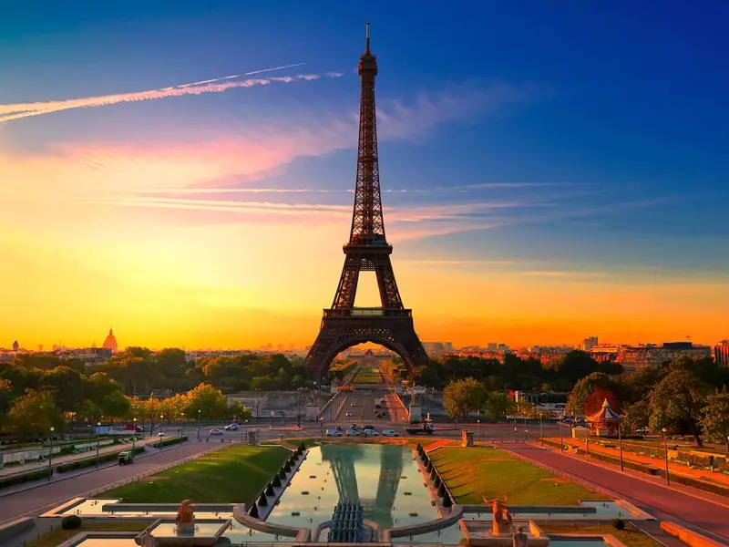 15 Powerful SEO Tips for Web Designers to Boost Your Rankings 3 Eiffel Tower silhouette against a colorful Parisian sunset